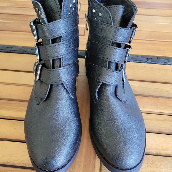 Stylish Black  Boots with Buckle Design - Picture 3 of 9